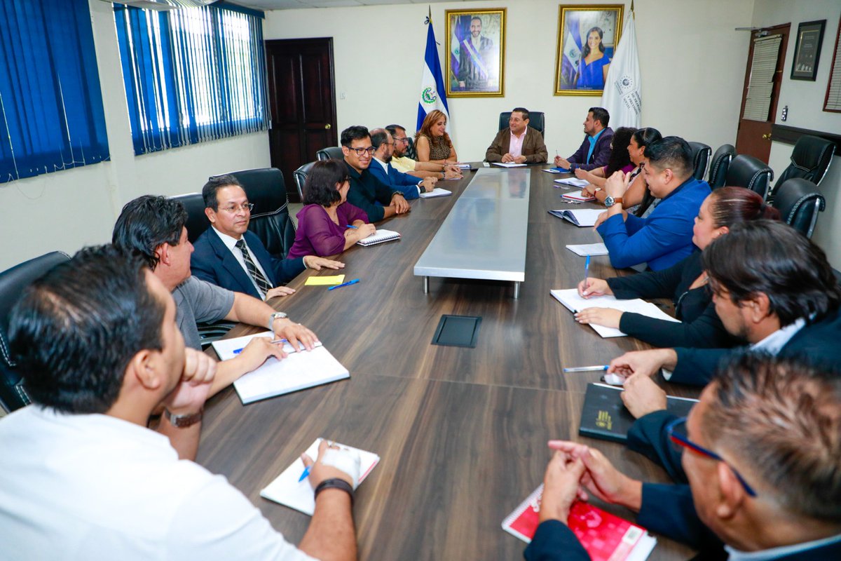 Ministro <a href="/RolandoCastroSv/">Rolando Castro</a>, en reunión con todo el equipo de directores y jefes, instando el compromiso de trabajar 24/7 tal y como lo instruye el Presidente <a href="/nayibbukele/">Nayib Bukele</a> para llevar soluciones al pueblo salvadoreño 🇸🇻.