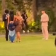 Barbizinha79638's tweet photo. Ele esperando a vez dele chega e ir tira mais outra foto com a morena 

Q FOFO ELE COM AS MÃOS ENTRELAÇADAS ATÉ PARECENDO Q TAVA NERVOSO LINDINHOOO https://t.co/0C7E3Camp8