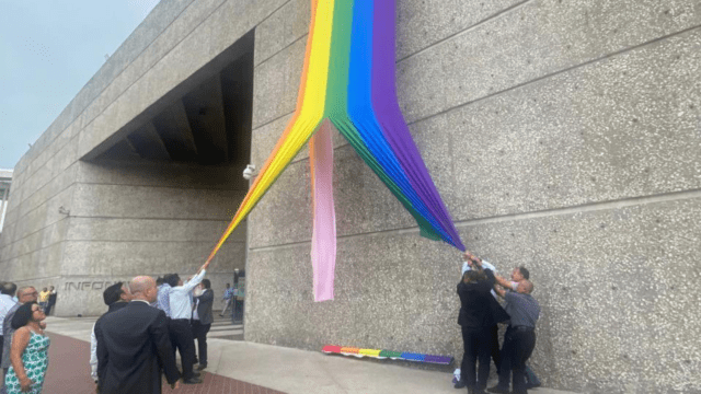 Líder sindical ordena destrucción de bandera LGBT en instalaciones del Infonavit 

👉ulisex.com/lider-sindical…