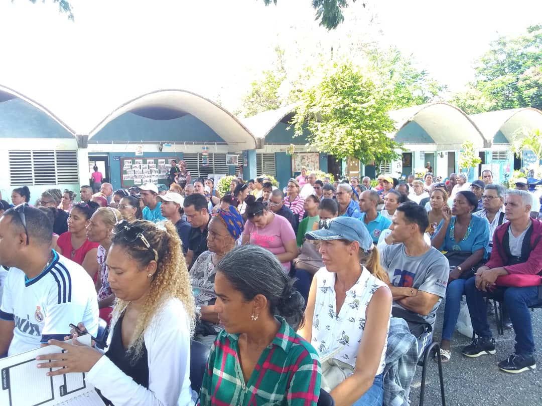 En el consejo popular Camilo Cienfuegos en #Bayamo, evaluamos la marcha de la instrumentación de las 4 prioridades de trabajo #UnidosXCuba 
#GranmaVencerá