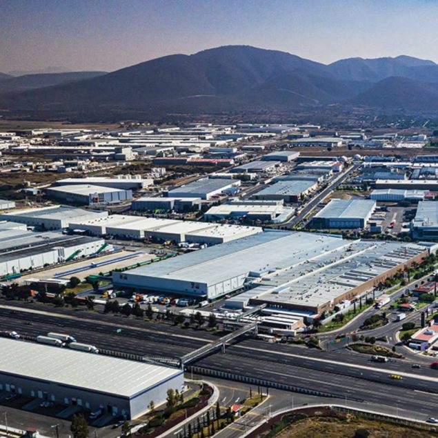 InversionInmob's tweet photo. De acuerdo con #Solili, la demanda industrial bruta en México superó los 918,000 m² entre abril y mayo de este año. Monterrey lidera el sector con 176,000 m² de arrendamiento, seguido de cerca por la CDMX con 172,000 m² y Saltillo con 123,000 m². Info👉 https://t.co/mbSO4qX8kr https://t.co/NyddKkSeE4