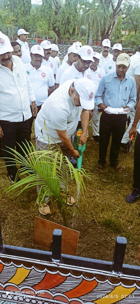 spjdivn's tweet photo. आज 05.06.2024 को #विश्वपर्यावरणदिवस के अवसर मंडल रेल प्रबंधक श्री विनय श्रीवास्तव के अध्यक्षता में अन्य अधिकारी एवम् कर्मचारियों के साथ पर्यावरण को स्वच्छ एवम् सुरक्षित रखें जाने हेतु सपथ लिए साथ ही पौधे लगाकर इस क्रम को जारी रखा गया।
#पर्यावरण है हम सबकी जान, इसलिए रखो इसका ध्यान।
#WorldEnvionmentDay