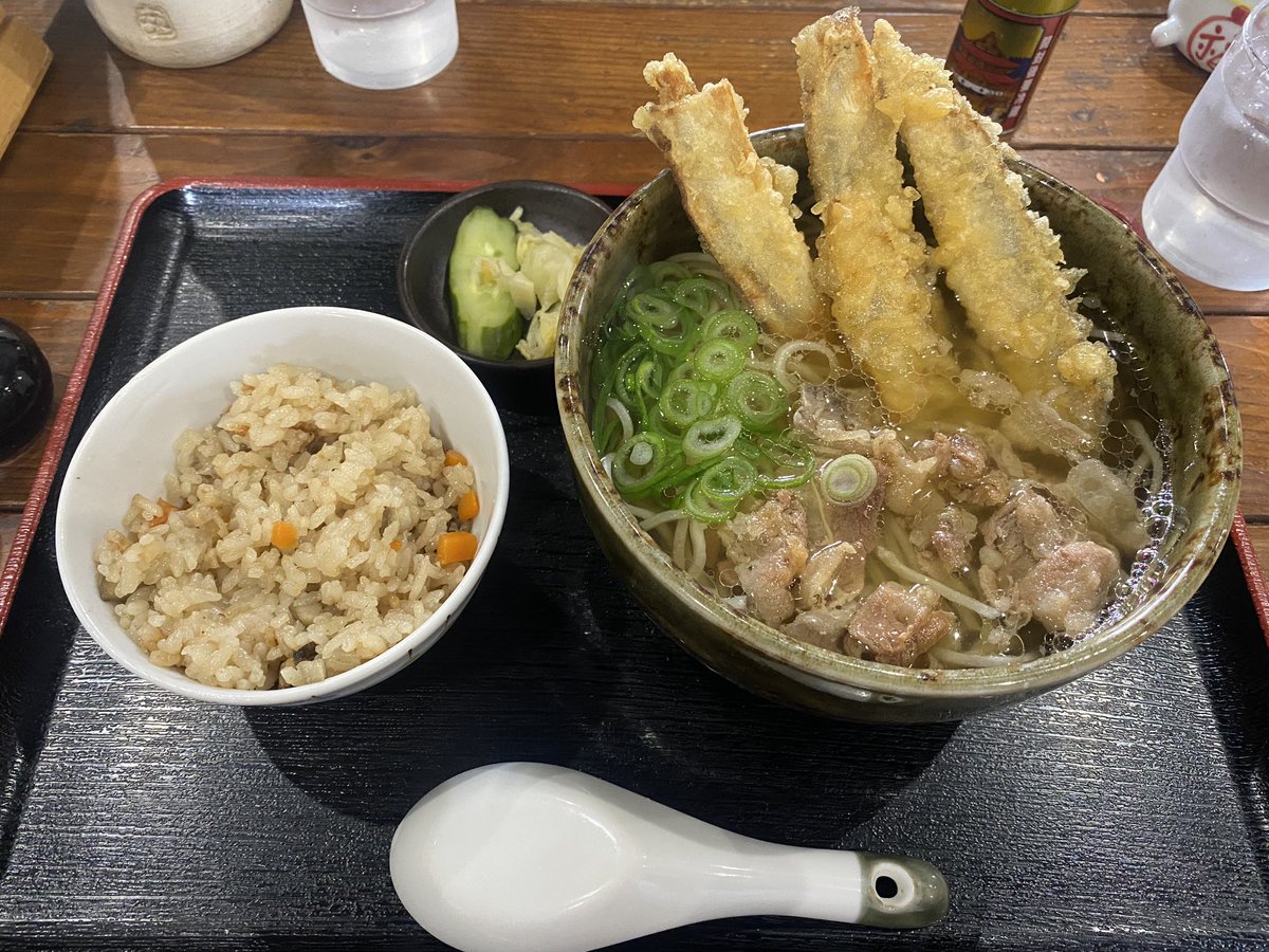 otama_jakuson_'s tweet photo. いつもダイエットを頑張っている君の代わりに俺が大量のご飯を食べるから。君達は置かれた場所で咲きなさい。 https://t.co/3XPj9zcuxK