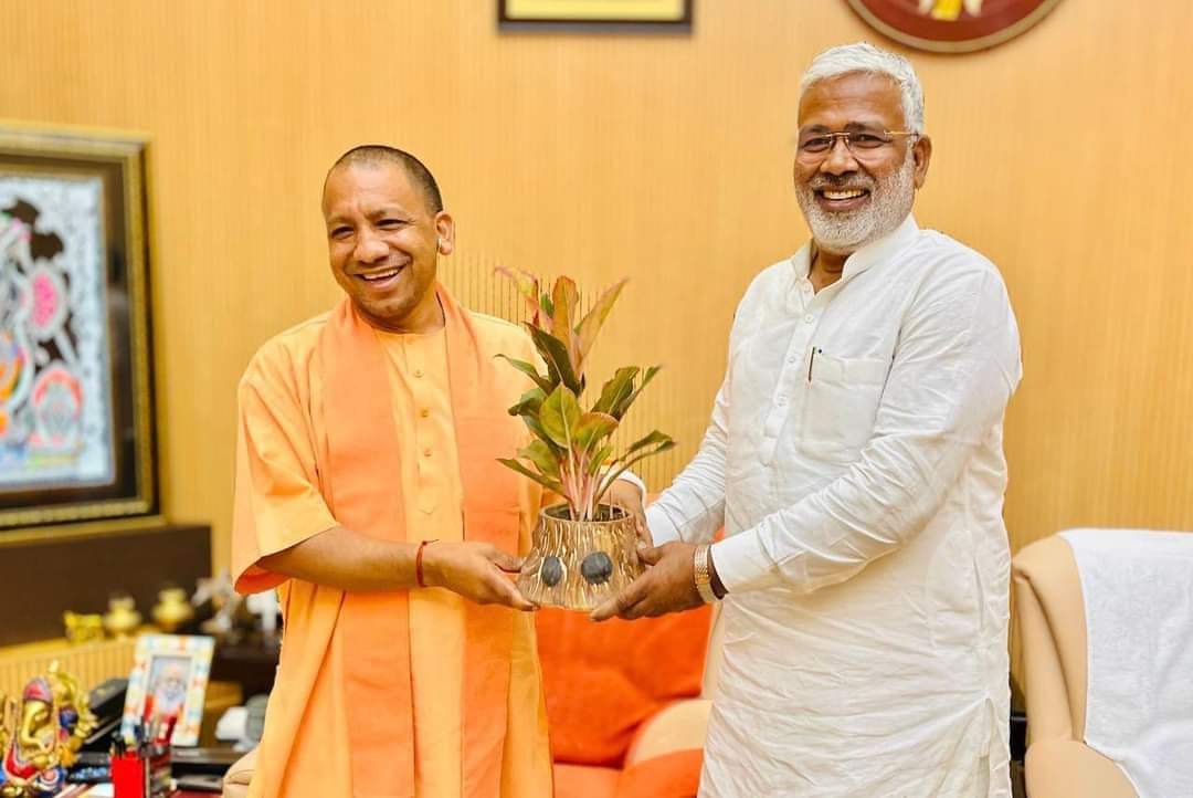 अपराधियों और माफियाओं पर नकेल कस कर प्रदेश को भय एवं अपराधमुक्त वातावरण देने वाले प्रदेश के यशस्वी मुख्यमंत्री श्री <a href="/myogiadityanath/">Yogi Adityanath</a> जी को जन्मदिन की हार्दिक शुभकामनायें। 

प्रदेश के सर्वांगीण विकास एवं शांति व्यवस्था के लिए कटिबद्ध मुख्यमन्त्री जी ! आप स्वस्थ एवं दीर्घायु हों।
