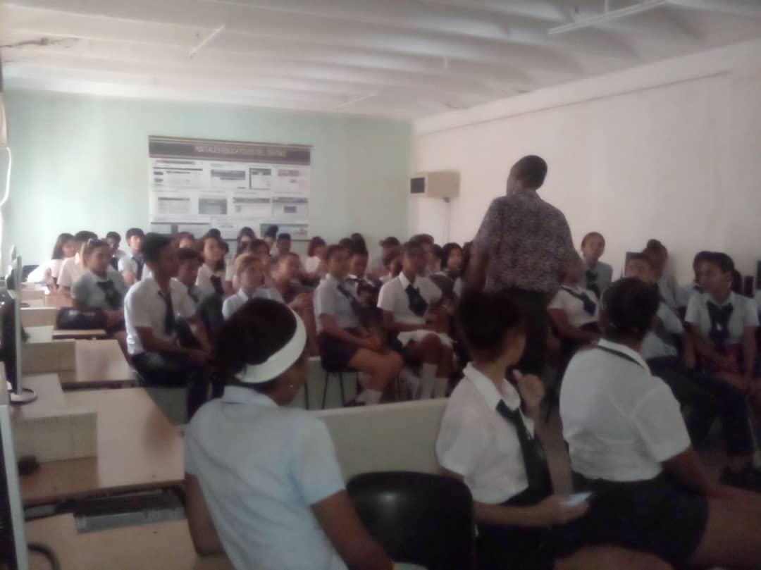 Citmagtm's tweet photo. Actividad en saludo al #5djunio  #IPVCEJoséMaceoGrajales para estudiantes de #11nogrado  con el tema " La Agronomía, historia de vida", impartida por el MSc. Alexander Fernández Velázquez, investigador auxiliar de @Citmagtm #Guantánamo. @citmacuba
#NuestrasTierras #NuestroFuturo https://t.co/EuvrBW5swa