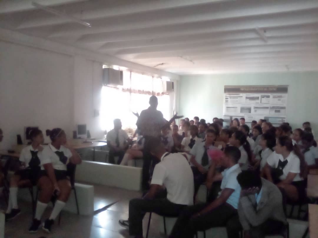 Citmagtm's tweet photo. Actividad en saludo al #5djunio  #IPVCEJoséMaceoGrajales para estudiantes de #11nogrado  con el tema " La Agronomía, historia de vida", impartida por el MSc. Alexander Fernández Velázquez, investigador auxiliar de @Citmagtm #Guantánamo. @citmacuba
#NuestrasTierras #NuestroFuturo https://t.co/EuvrBW5swa
