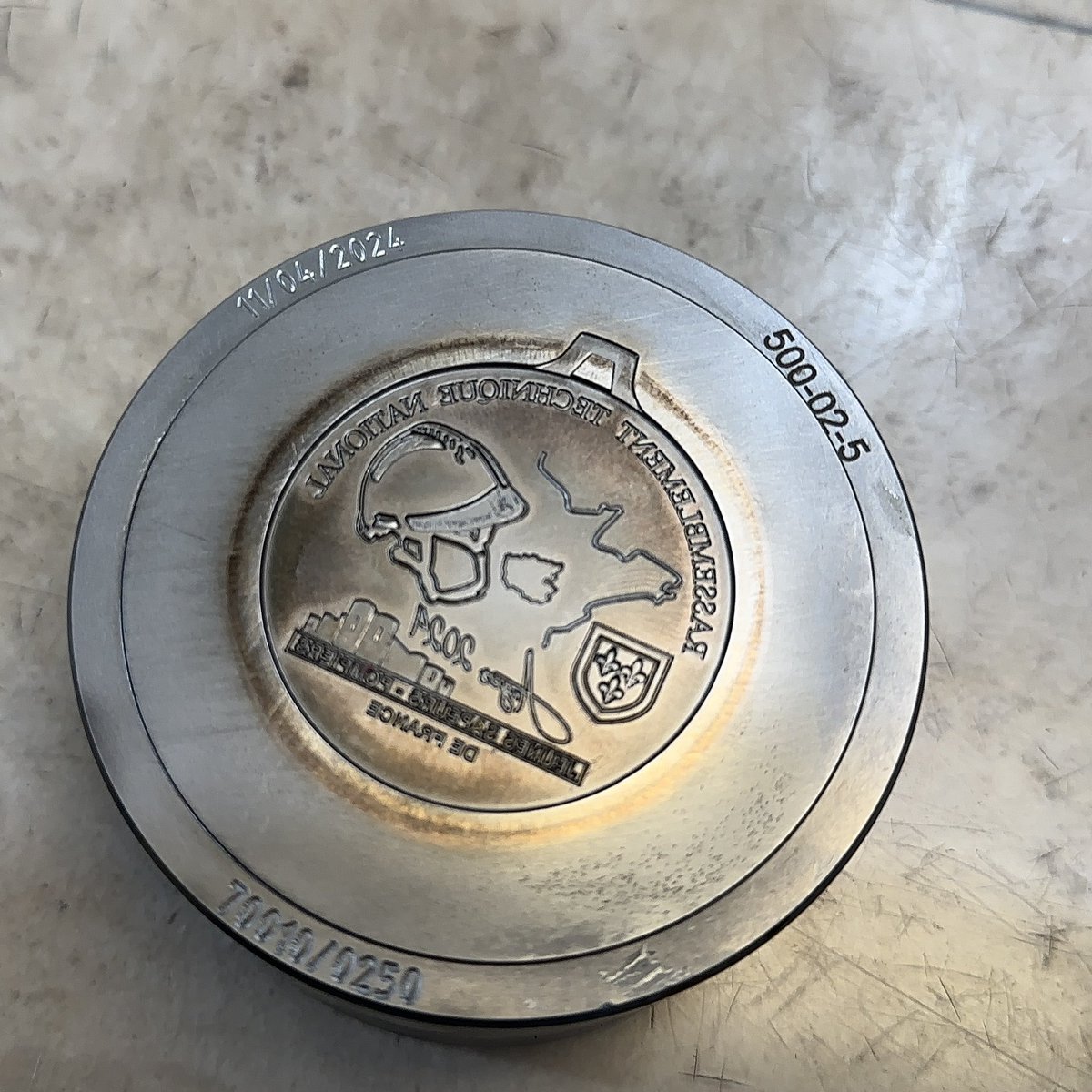 Rtn2024's tweet photo. Hier matin nous étions à #saumur dans les ateliers de notre #partenaire local @MartineauGroupe afin de découvrir la fabrication des médailles qui seront remises aux équipes le 6 juillet prochain. Un grand merci pour l’accueil 🇫🇷🏅#fabricationfrançaise #capsurangers2024 https://t.co/UXO72IW8zq