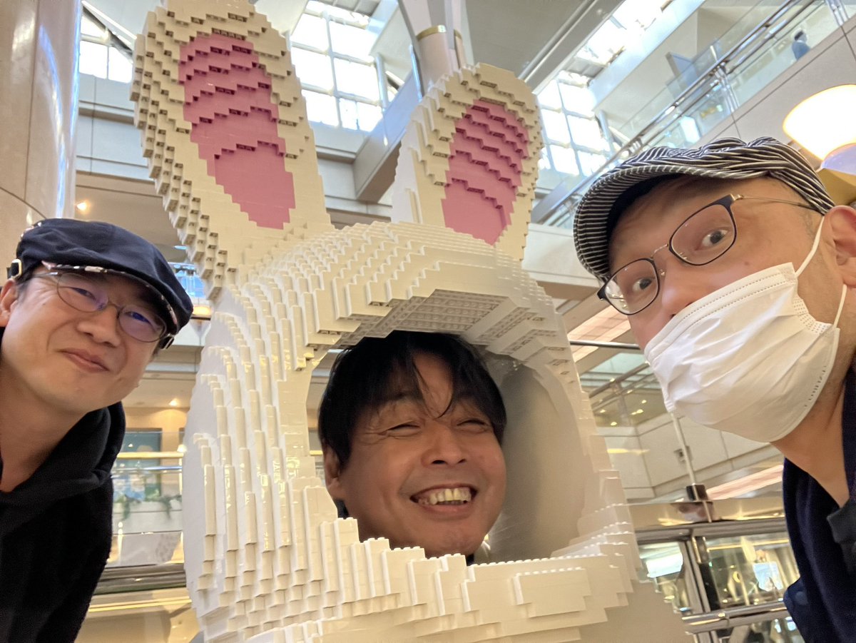 ameagari65's tweet photo. ライブでお見かけして
知り合い(挨拶程度)になり

ライブ仲間(一緒にみたり一緒に行動したり)になり

ライブではないプライドで遊んだり
先輩だけど大切な友人になりました

少し早い還暦祝いを数日前にいただきました

60才かぁ💧　お気に入りの写真と共に https://t.co/sOBv7E5uL8