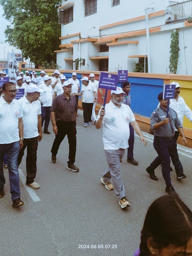 spjdivn's tweet photo. "हरित पृथ्वी, स्वच्छ पृथ्वी!"
 #विश्वपर्यावरणदिवस के अवसर मंडल रेल प्रबंधक श्री विनय श्रीवास्तव एवम् अपर मंडल रेल प्रबंधक श्री आलोक कुमार झा अन्य अधिकारी /कर्मचारियों के साथ  प्रभात फेरी माध्यम से  पर्यावरण संरक्षण पर संदेश दिया गया।
#WorldEnvionmentDay https://t.co/X4CtdclB4t