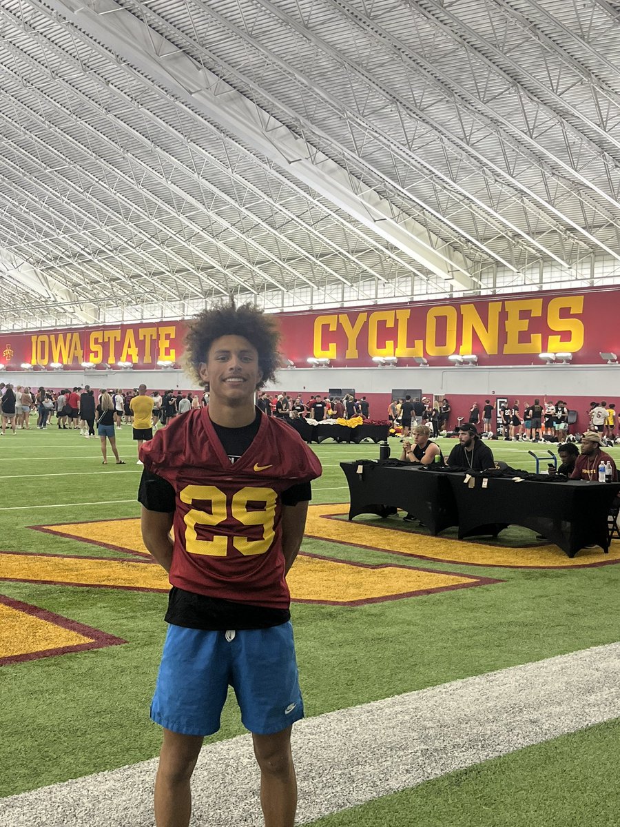 1AustinRobinson's tweet photo. Competed today @CycloneFB camp ‼️‼️🔥🔥🔥#MaskDownLockDown @EMP1RE7v7 @SAMIEPARKER @JPRockMO @FootballRayPec @raypecAD https://t.co/bxcHQhLaY3