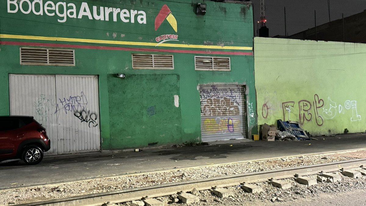 _vigogo's tweet photo. @AlcaldiaMHmx Donde se puede pedir que pasen a recoger basura?, la zona de recibo de la bodega Aurrerá de Mar mediterraneo en Tacuba , dejan basura y tarimas. @BodegaAurrera https://t.co/3ewH1JJEaz