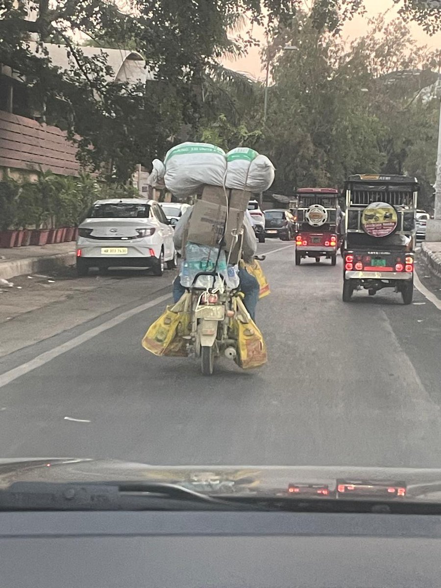 PNairCanada's tweet photo. India is a value conscious market. Always looking for maximum value in everything . Why buy a truck when all you need is a bike :) #indiaforbeginners https://t.co/56uMPctMvK