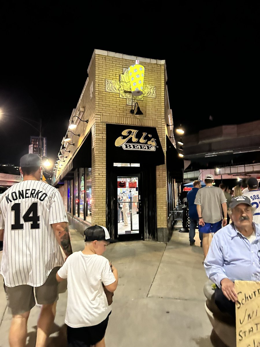 Angel_AliceaIL's tweet image. Cubs escaped with the W. I get Al’s beef so I win. 

3-1 in classics. Robert Jr. owns the Cubs. 

#CrosstownClassic #Whitesox #YouHaveToSeeIt