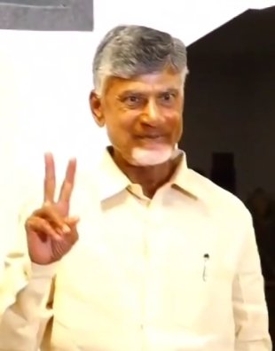VasBytes's tweet photo. Symbol of Victory👍👍👍
Symbolic for pushing someone to a corner with Onze (French for 11)😎😎😎
#CBNisBack
#BossisBack
@JaiTDP @BharathGolla @SSVasireddy https://t.co/oyM9ra7q0z