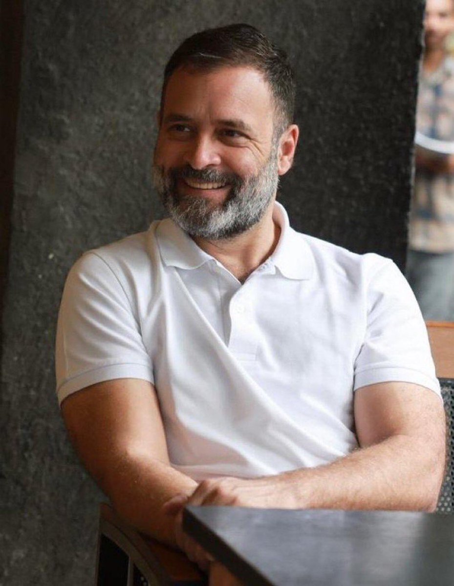 KrutarthINC's tweet photo. एक सफेद टीशर्ट ने लाखो के सूट की दशा बिगाड़ दी
#rahulgandhi #RahulHopeOfIndia #LokSabhaEections2024 #loksabhaelctionsResults2024 #india https://t.co/cUuPomaa0W