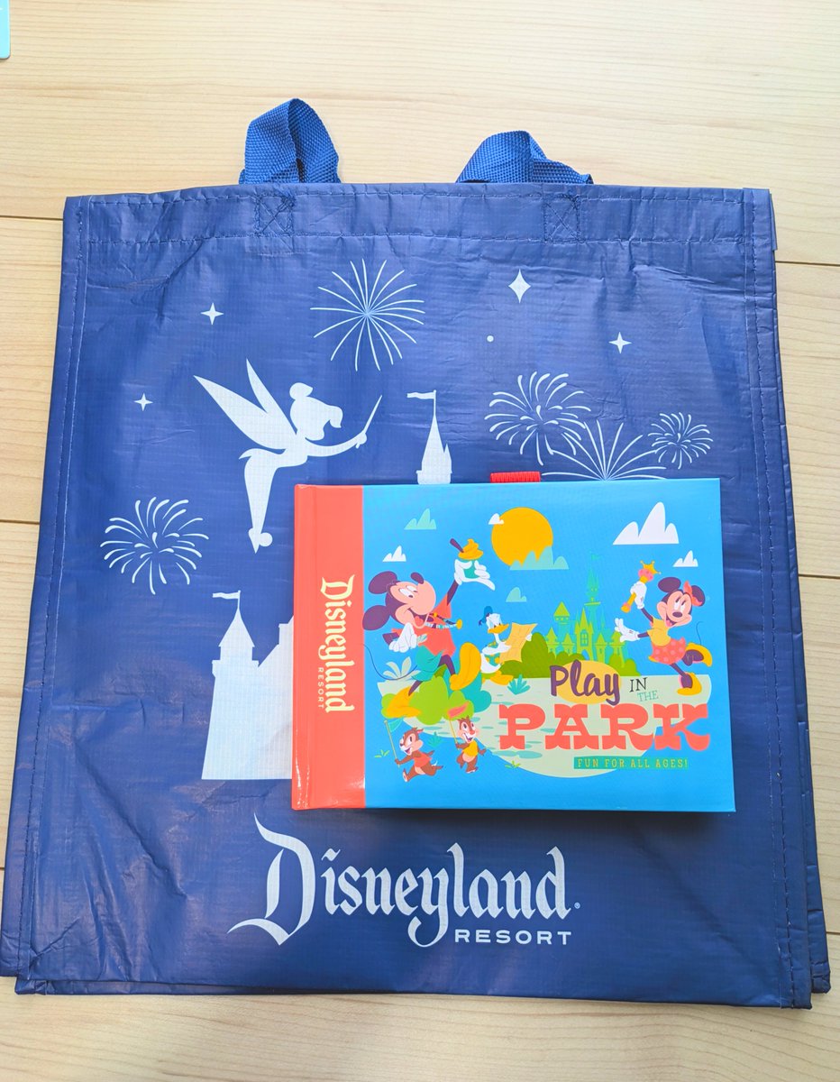 URTRIP4's tweet photo. 続けざまに海外ディズニーパーク全制覇記念？のお土産プレゼントのお知らせ第二弾です

カリフォルニア・ディズニーのお土産です

・Play in PARK サイン帳 1名
・DLR(WDW) ショッピングバッグ 1名

希望される方は本ツイートのリツイートをお願いします https://t.co/B6F82ttn2m