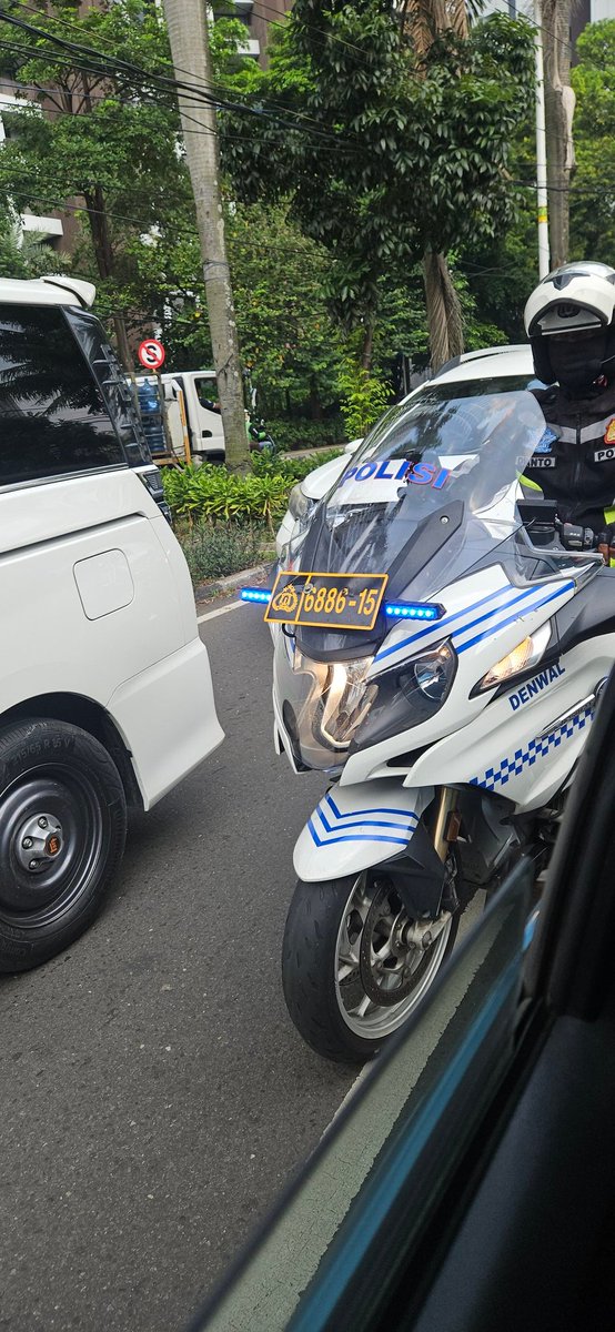 Bapaknya siapa nih nyuruh-nyuruh yang pada bayarin gajinya buat minggir di tengah kemacetan? Bilangin: norak dan ga tau diri.

Personel <a href="/NTMCLantasPolri/">KorlantasPolri.Ntmc</a> <a href="/DivHumas_Polri/">Divisi Humas Polri</a> mau-maunya jadi centeng bayaran gini.