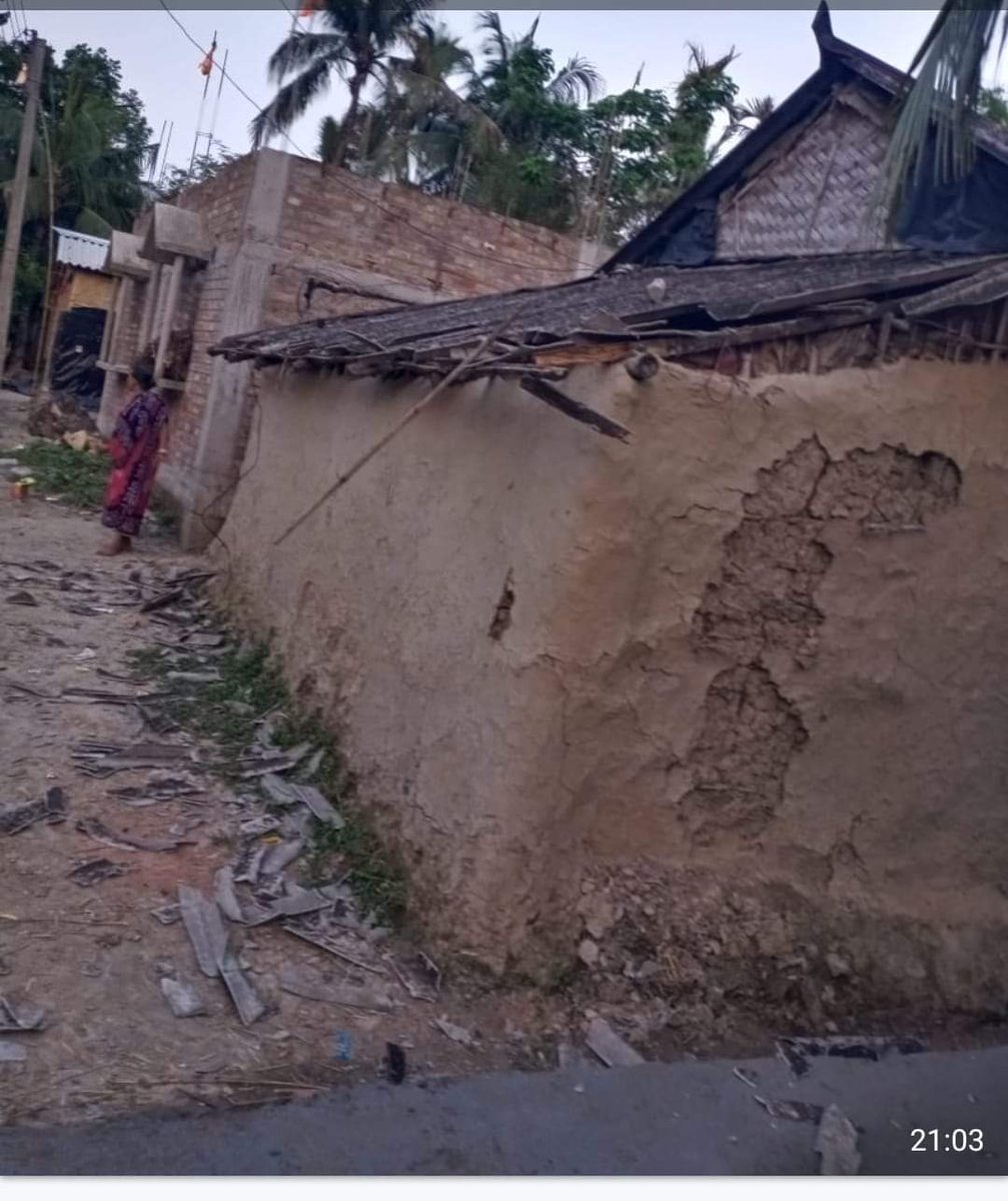 HinduVoice_in's tweet photo. News coming in from #WestBengal 
Yesterday evening, after the results, Islamists attacked Hindu locality in Charabidya area under #Basanti Police Station of South 24 Parganas district. 
Houses were vandalised. 
Several country-made bombs were allegedly hurled. 

No one injured. https://t.co/CWyDF9TRiQ