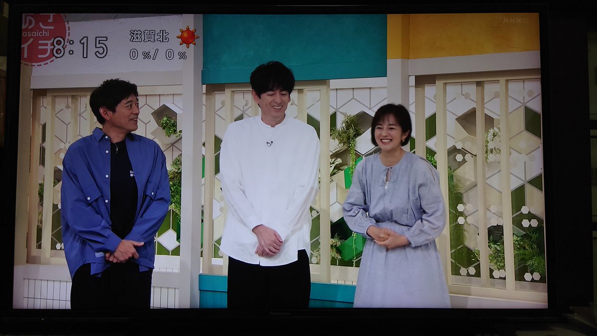 giiku0321's tweet photo. 大「花岡さん登場しましたね」
華「本物ですか？」
大「優三さんパートは
花岡さんパートは現実じゃないかな？」
華「あそこ座ります？もう一個ベンチありましたよね？」
大「いつも皆でご飯食べてたからじゃないの？」
華「佐賀に居たはずですよね現実ですか？」
鈴「堂々巡り」
#虎に翼 
#あさイチ https://t.co/FQRUkhVu94
