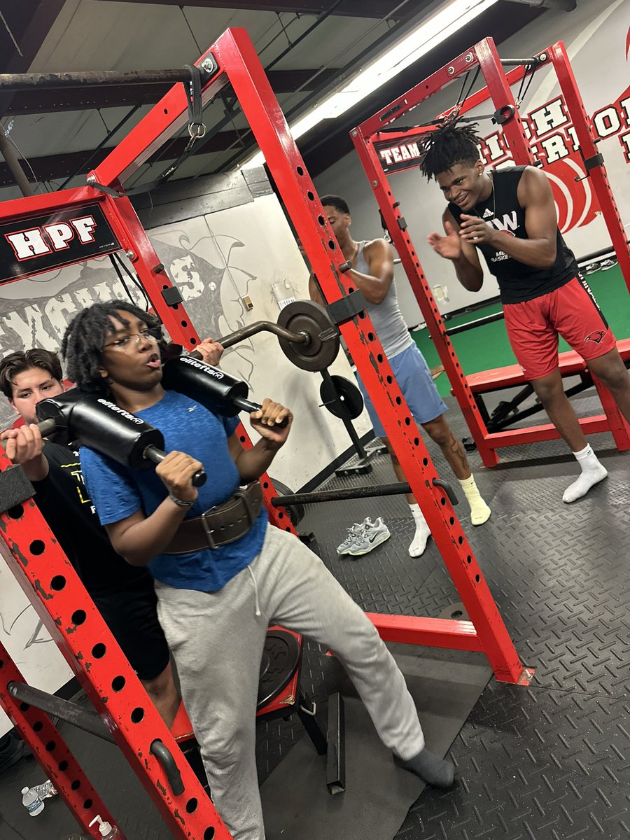 TeamHPF's tweet photo. Surround yourself with people who want to see you win. 🗝️

📸: Incoming high school freshman, Isaiah Clemons finishing his squat set, as his college training partners are coaching him up and cheering him on! 

#MakeEachOtherBetter #MoreThanJustAGym #ConfidenceFactory https://t.co/le7BEIT4kE