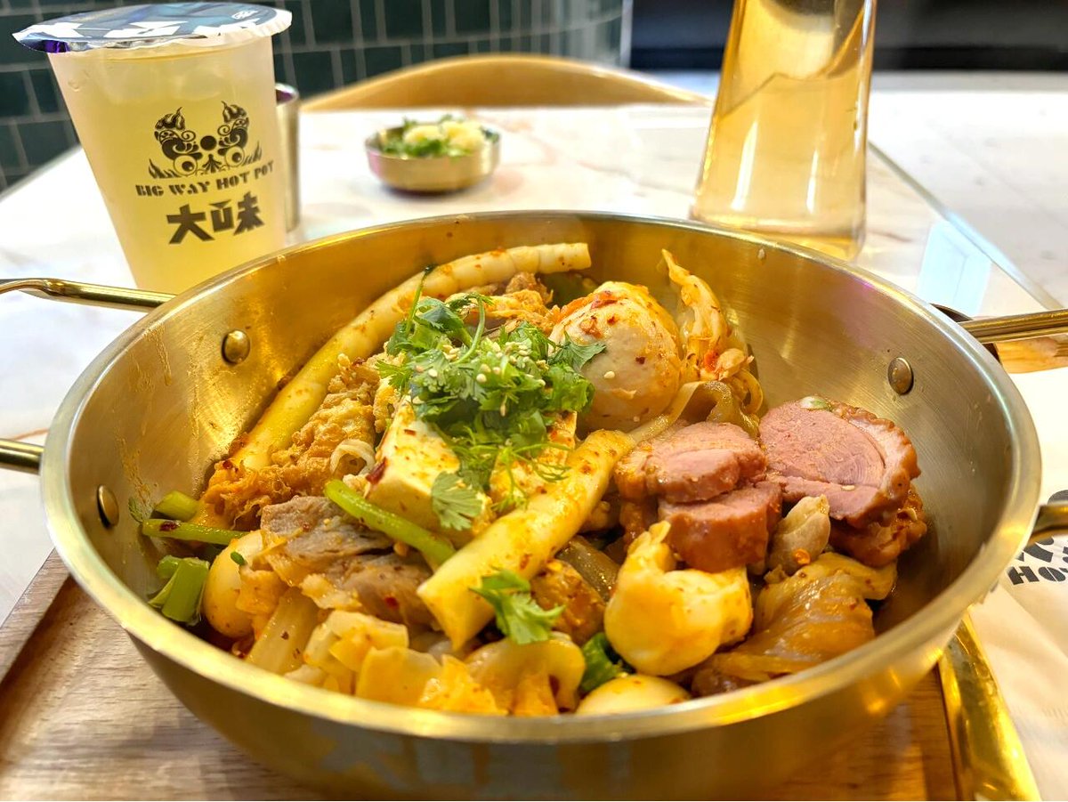Sacha40989764's tweet photo. Pig blood egg dumplings A variety of meatballs, He picked up the small gold basin, which is not often seen with duck meat. This food box is very long, Really eye catching. https://t.co/KXHYoBkY2a