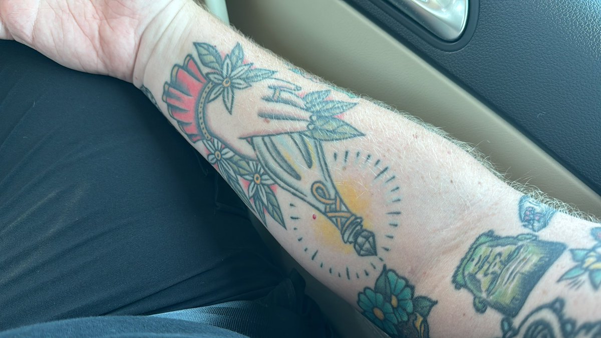 dumpxtruck_'s tweet photo. @kelleehatesyou Have you seen my favorite tattoo? I got it for my mom! https://t.co/bULjd4NleX