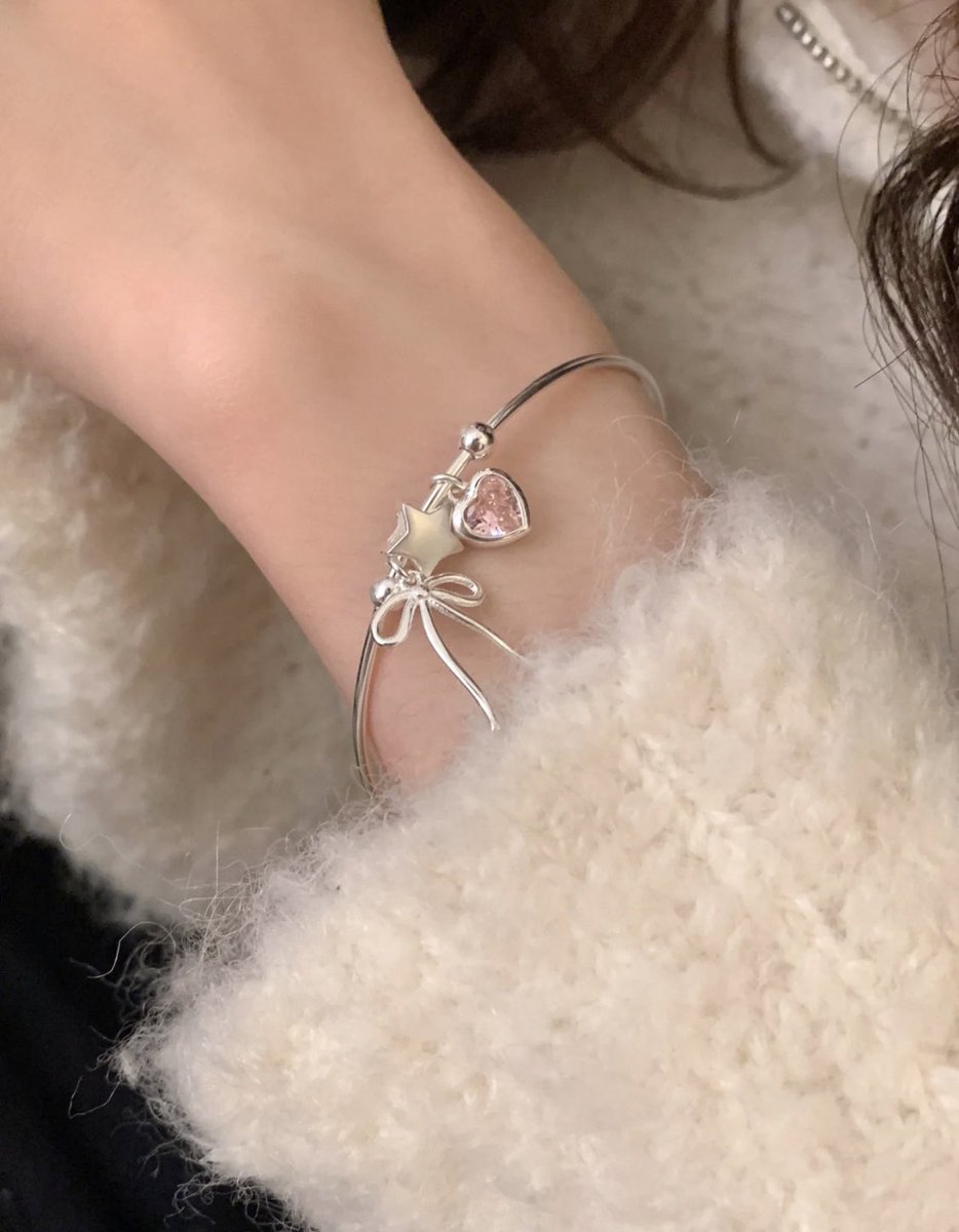 piinkimi_'s tweet photo. this bracelet is so pretty https://t.co/DX2yl4SCbQ