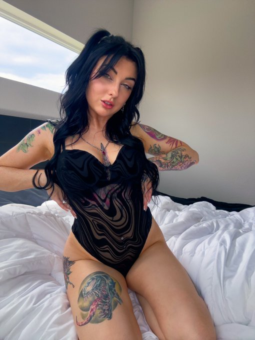 Curves you can taste 🥀 https://t.co/jABG8q5JwA