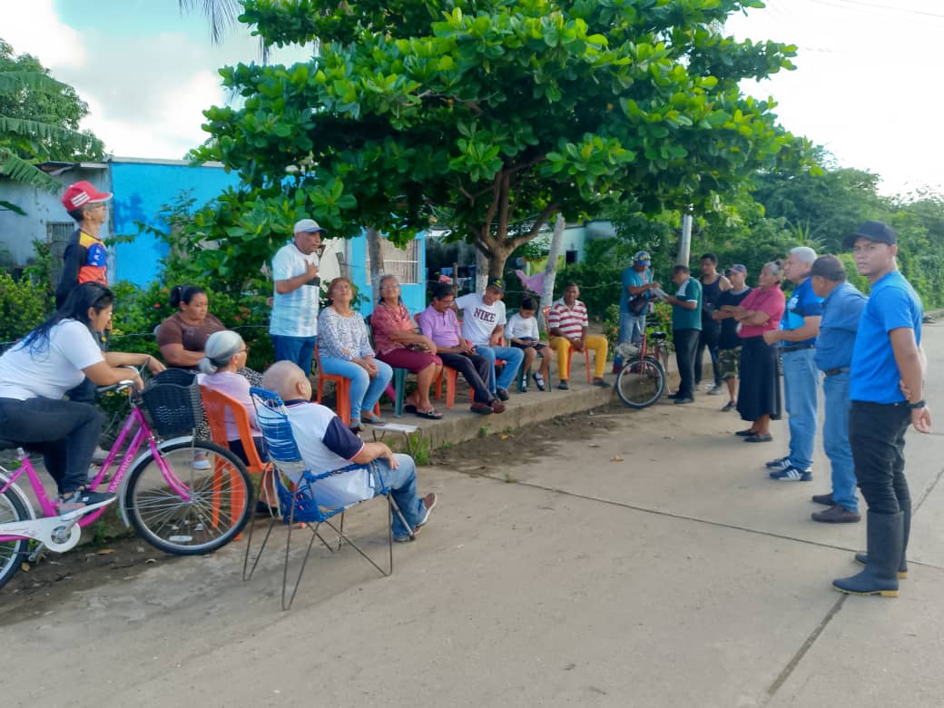 petermanu3l's tweet photo. #04J Achaguas CONVZLA realizó reunión de trabajo Urbanización la paz, conjuntamente con la estructura comandito de centro de votación .
Con Edmundo pa todo el mundo.
@MariaCorinaYA @EdmundoGU @PieroMaroun @jMontillapure
#ElCambioEsConMiVoto
#HastaElfinal🇻🇪👍🗳️ https://t.co/fhwFA93x5H