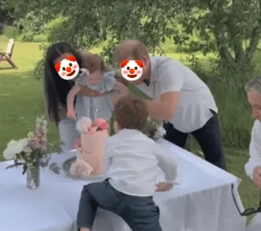 TigTagXX_nikita's tweet photo. recalling the time these eejits, these two excuses of "parents" threw a party for their "baby" w/nothing but a mature theme cake and a vase of flowers. 
sad, pathetic, pitiful... 🥳🎉🎂

#MissingPrincess #WhereIsLili #MissingKids https://t.co/I8MhbfaPYk