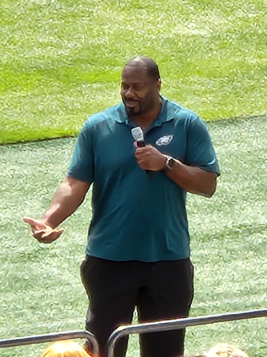 LuvFootballGirl's tweet photo. @NFL @Prez215 @JClarkNBCS #theaxeman at @eagles #womensfestivql https://t.co/rfVnhzvSwO