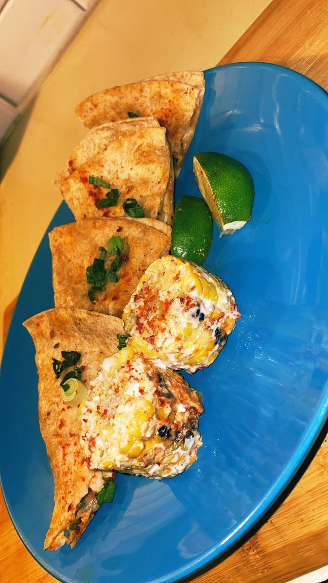 ThatsChefYC_'s tweet image. LETS EAT !!!!! 

Quesadillas
Filled with Blackened Chicken, Green Onions, Tajĩn Chili Flakes, Mozzarella Cheese.

Street Corn
Tossed in Secret White Sauce, Elote Powder, and Cotija cheese.

#ChefLife #ChefVibes #Quesodillas #KitchenLife #KitchenVibes #Food #Foodie #FoodPorn