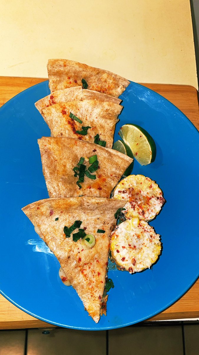 ThatsChefYC_'s tweet image. LETS EAT !!!!! 

Quesadillas
Filled with Blackened Chicken, Green Onions, Tajĩn Chili Flakes, Mozzarella Cheese.

Street Corn
Tossed in Secret White Sauce, Elote Powder, and Cotija cheese.

#ChefLife #ChefVibes #Quesodillas #KitchenLife #KitchenVibes #Food #Foodie #FoodPorn