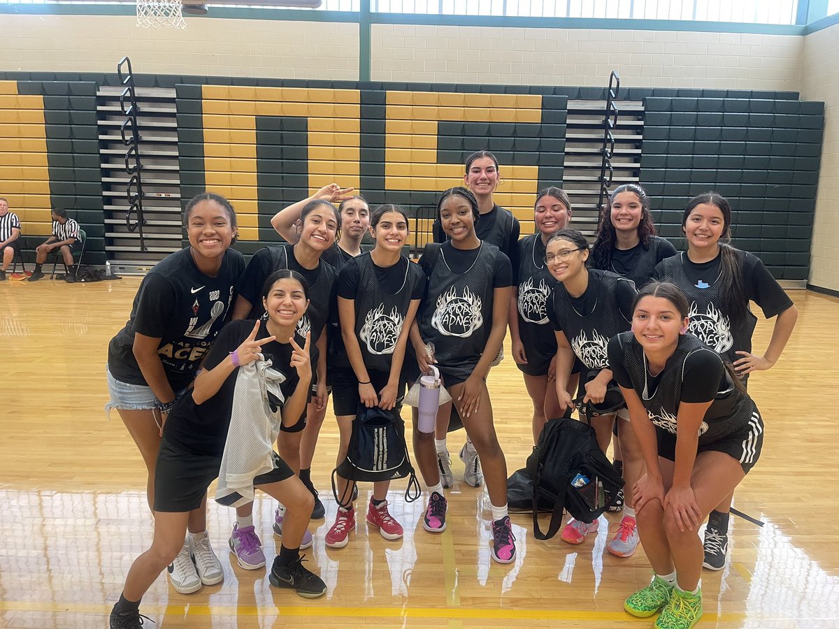 Warren_GBB's tweet photo. Proud of these girls efforts out on the court the last 4 weeks in spring league! Varsity with an impressive 8-0 record and JV following it up with a 7-1 record! Time to keep working throughout the summer and into next year! #EDub https://t.co/nSQk0MKEtA