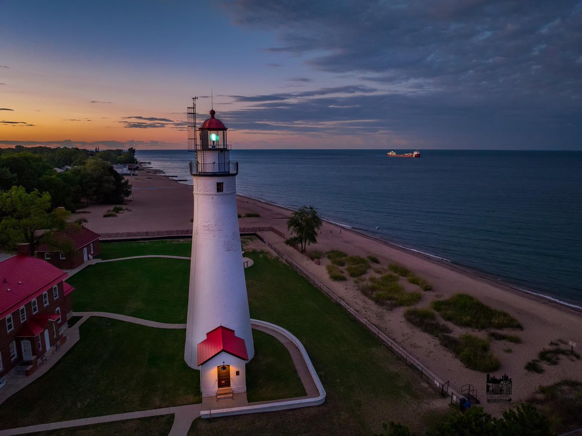 TheGreenPanel's tweet photo. Fort Gratiot Lighthouse (oldest in Michigan) as the sun sets 🌅 🌊🚢
📸 @ChrisAhernPhoto https://t.co/Aj6iRHYQiF