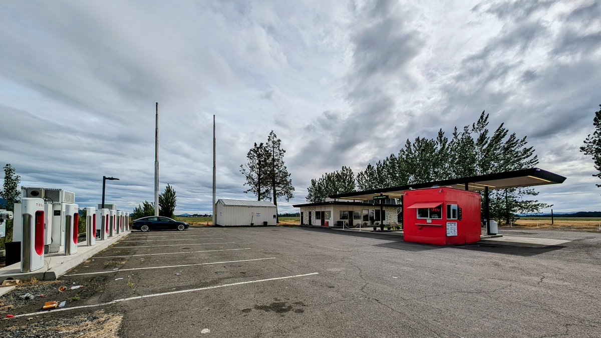 This old gas station has been converted to a Supercharger in Harrisburg, OR (8 stalls, 250kW), right off I5. There's a bathroom, a lounge (with wine tasting?!), and a food truck -- but nothing else nearby... It's adorable and I'm all for it :) ⚡📷 #Pixel8Pro