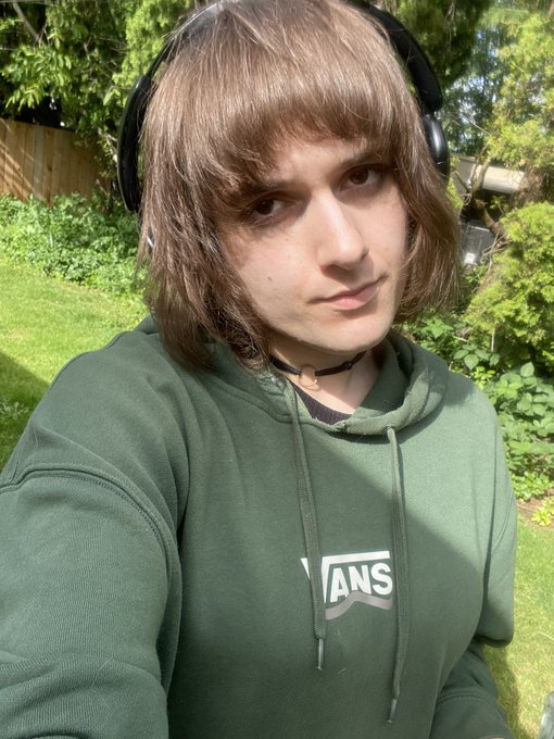 She&rsquo;s not grumpy she&rsquo;s just listening to some sick ass knifehandchop cuts 💕 https://t.co/3kTX1lD5oh