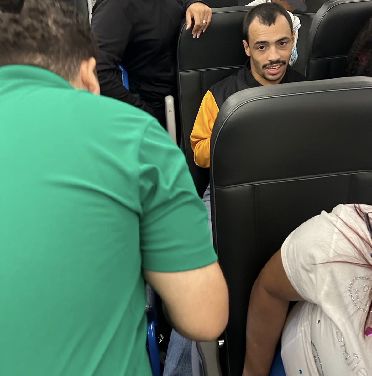 ValeriaCollazoC's tweet image. Luisma es un joven con perlesía cerebral y depende de la asistencia de su madre. Ambos fueron sacados abruptamente de un avión que estaba por partir de San Juan porque la aerolínea se negó a sentarlos juntos. Hoy en @RayosxTelemundo, presentaremos videos y detalles del caso.