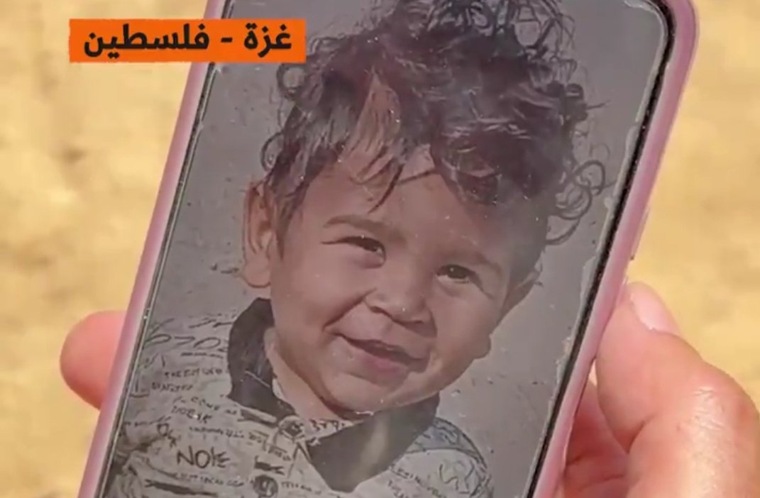 هذا الطفل الذي قطعت إسرائيل رأىىىـه.
اسمه احمد النجار ، طفل جميل تليق به الجنة.

احفظوا صورته في عقولكم جيداً ولا تنسوا ماذا فعلت به اسرائيل ولا تغفروا.