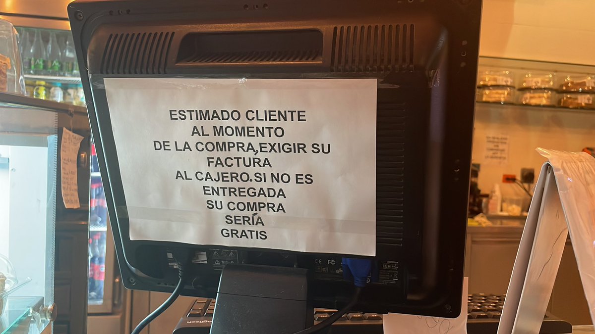 AngieCadavidG's tweet photo. Quien vela por qué estos letreros sean una realidad? Después de cuánto tiempo uno debe esperar la factura?  40 min y contando y nada que dan nada! @jorgecura1070 @AtlanticoEmi @sicsuper @Margaritasaieh1 https://t.co/xLeBJdeciK