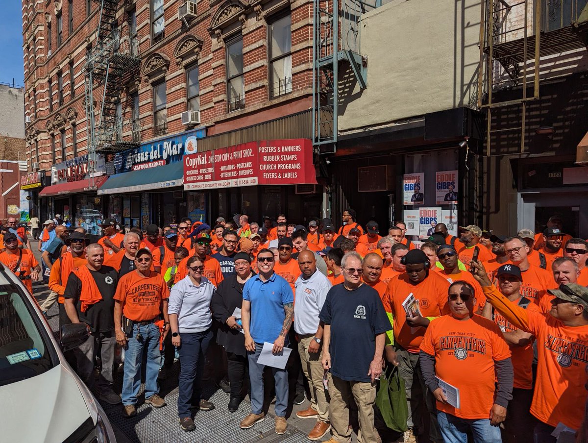 CarpentersNyc's tweet photo. 200 strong tonight for @EddieGibbsNY who reps El Barrio, Randall’s Island, and parts of the Upper East Side and Central Harlem. @CarpentersNyc orange shirts were drippin’ tonight! #CarpentersRISE https://t.co/Mk1xAkM9ju