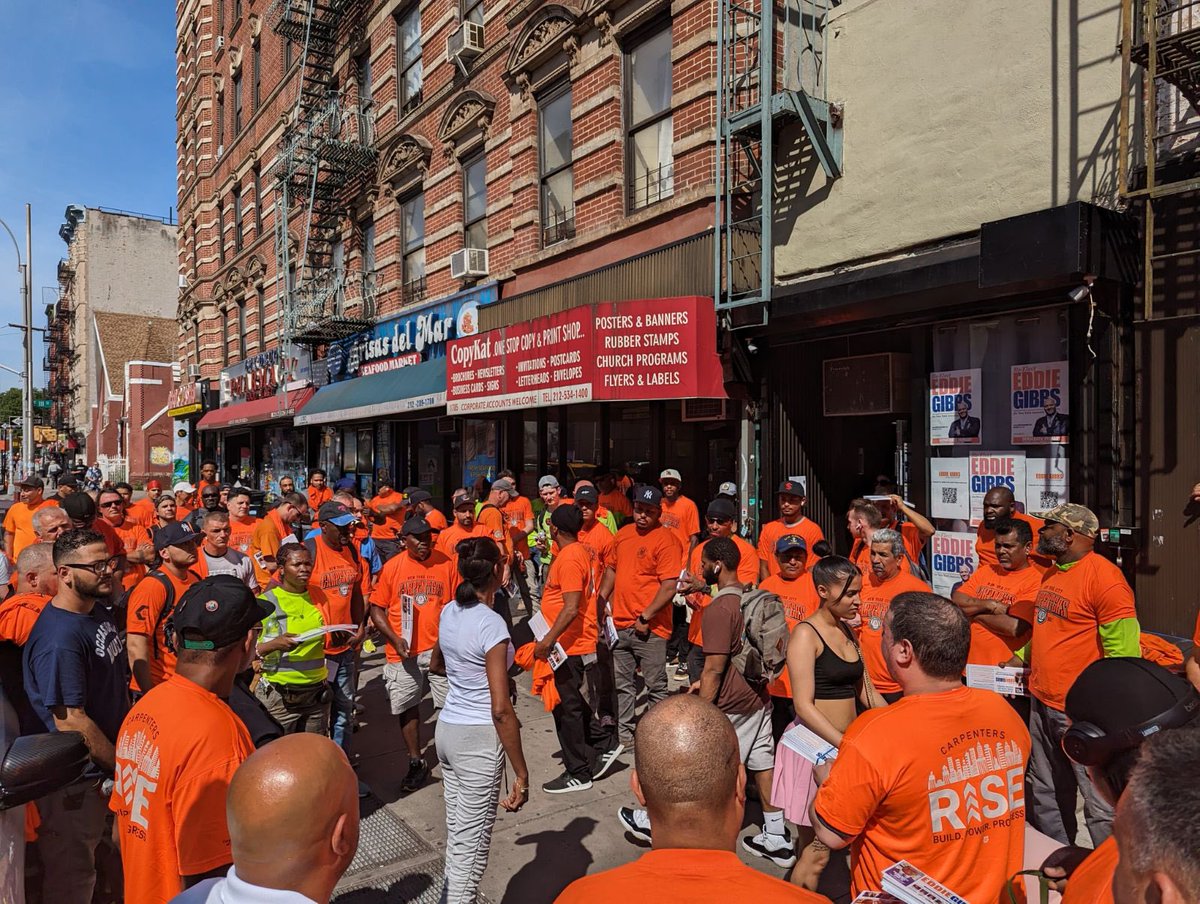 CarpentersNyc's tweet photo. 200 strong tonight for @EddieGibbsNY who reps El Barrio, Randall’s Island, and parts of the Upper East Side and Central Harlem. @CarpentersNyc orange shirts were drippin’ tonight! #CarpentersRISE https://t.co/Mk1xAkM9ju