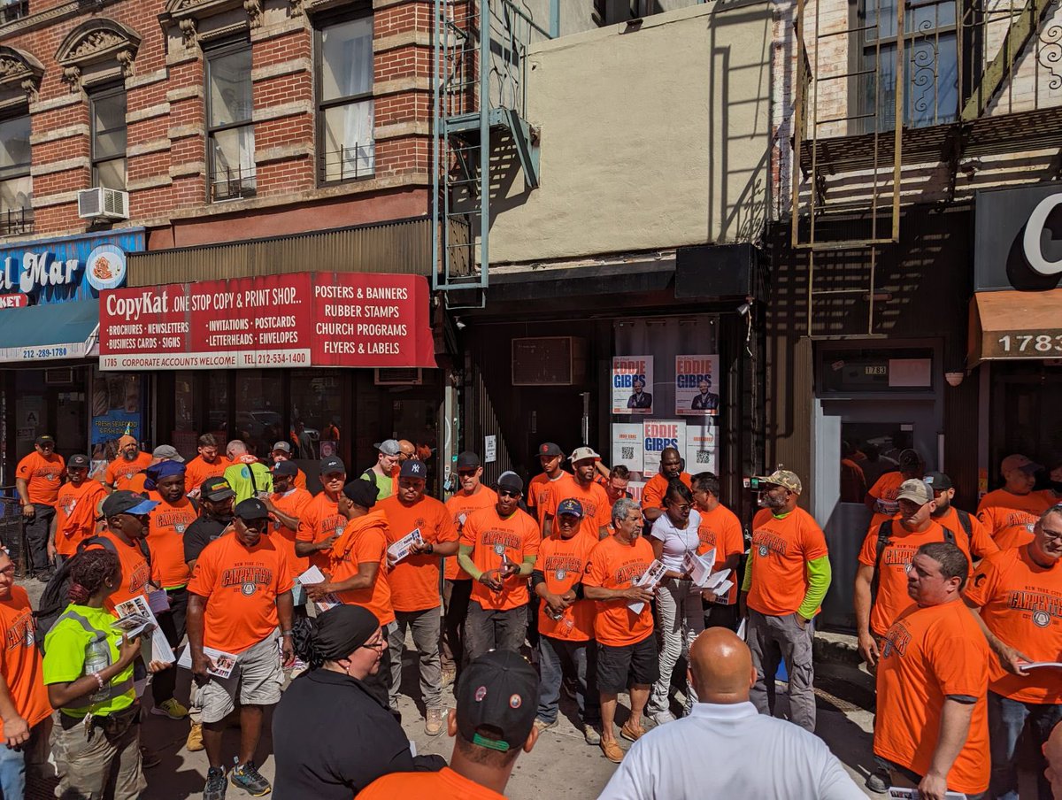 CarpentersNyc's tweet photo. 200 strong tonight for @EddieGibbsNY who reps El Barrio, Randall’s Island, and parts of the Upper East Side and Central Harlem. @CarpentersNyc orange shirts were drippin’ tonight! #CarpentersRISE https://t.co/Mk1xAkM9ju
