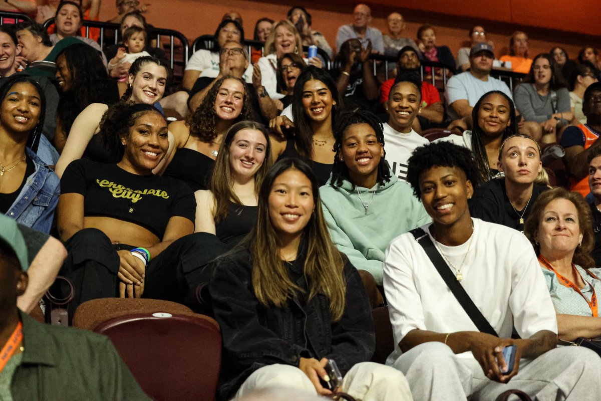 ConnecticutSun's tweet photo. we see youu @UConnWBB🥰 https://t.co/0USeZOmHR0
