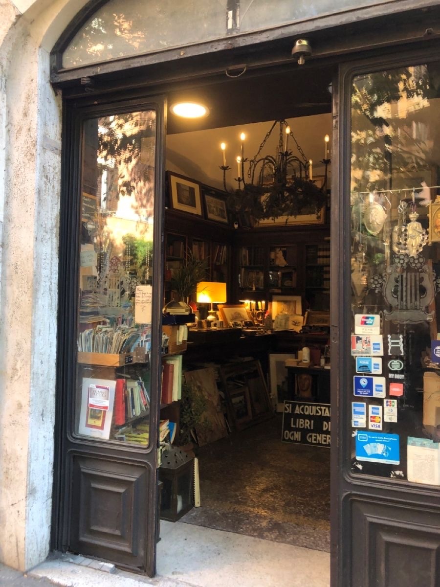 poeticalphotos's tweet image. crowded with books