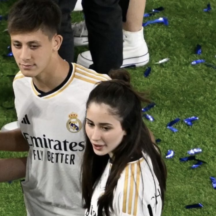 SeputarMadrid's tweet photo. Arda Güler bersama kekasih hatinya, Duru Nayman, dalam perayaan La Décimoquinta di Bernabéu. 

Dik Duru adalah seorang pebasket profesional untuk tim wanita Galatasaray berposisi sebagai point guard.

Mereka berdua sama-sama kelahiran 2005. 🥰🤍 #LambeMadrid #CHAMP15NS https://t.co/PngwE59I0y