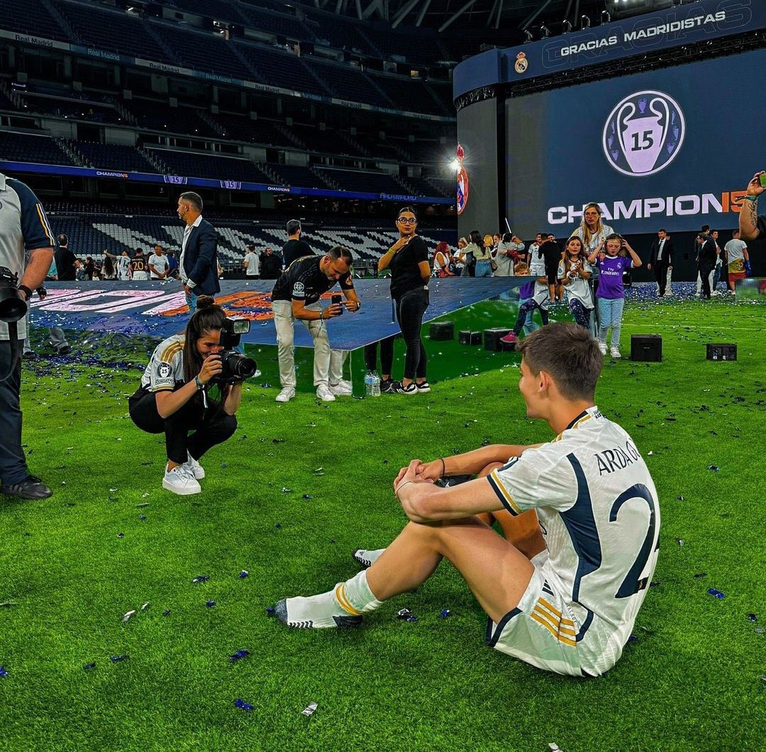SeputarMadrid's tweet photo. Arda Güler bersama kekasih hatinya, Duru Nayman, dalam perayaan La Décimoquinta di Bernabéu. 

Dik Duru adalah seorang pebasket profesional untuk tim wanita Galatasaray berposisi sebagai point guard.

Mereka berdua sama-sama kelahiran 2005. 🥰🤍 #LambeMadrid #CHAMP15NS https://t.co/PngwE59I0y