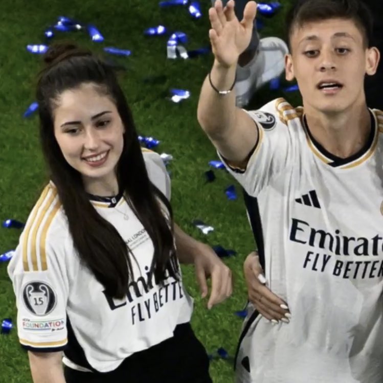SeputarMadrid's tweet photo. Arda Güler bersama kekasih hatinya, Duru Nayman, dalam perayaan La Décimoquinta di Bernabéu. 

Dik Duru adalah seorang pebasket profesional untuk tim wanita Galatasaray berposisi sebagai point guard.

Mereka berdua sama-sama kelahiran 2005. 🥰🤍 #LambeMadrid #CHAMP15NS https://t.co/PngwE59I0y