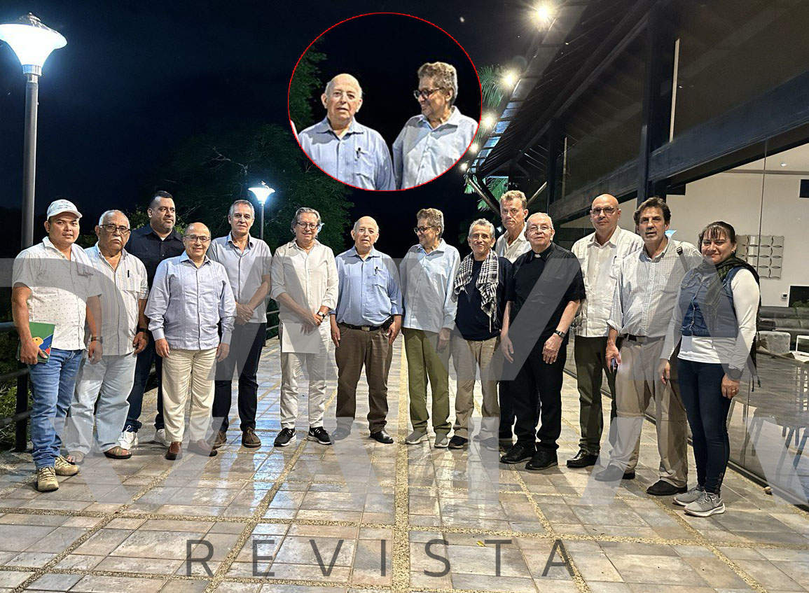 revistaRAYA's tweet photo. #ATENCIÓN Gobierno y Segunda Marquetalia acuerdan instalar mesa de diálogos el próximo 24 de junio en Caracas (Venezuela). RAYA revela foto de las delegaciones en la que reaparece Iván Márquez junto al Comisionado de Paz Otty Patiño.