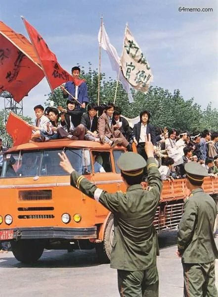 zhu0588's tweet photo. 六四时参与抗议的警察。 https://t.co/qxgB1PjQVU